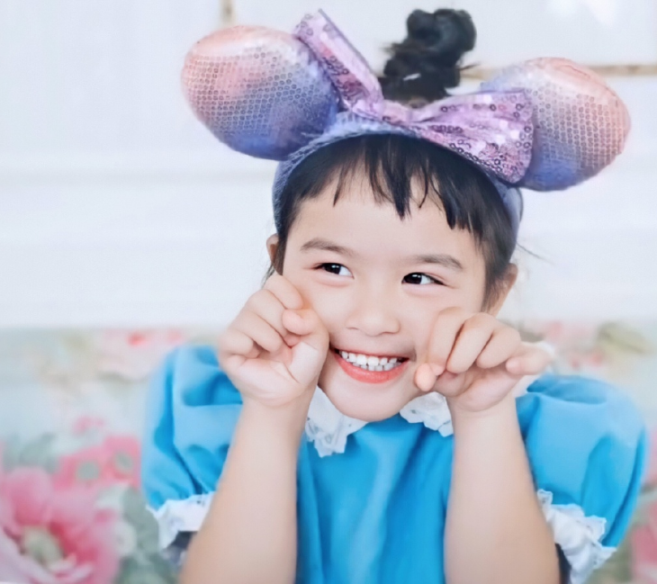 包文婧女兒生活照被傳，5歲包可艾五官長開，長相越發清秀了