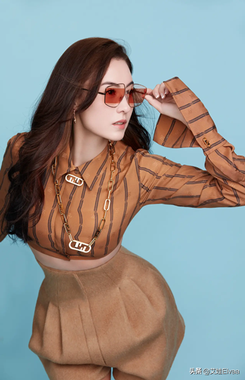 张柏芝生完娃后罕见高调，穿露脐装配肉色丝袜，戴大金链彻底放开