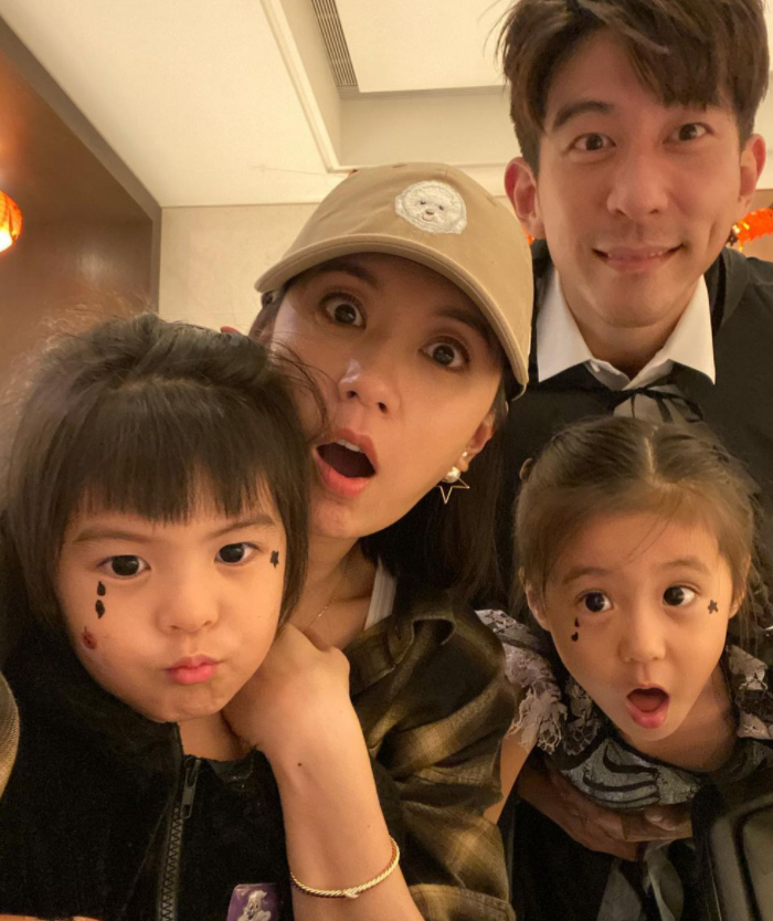 賈靜雯一家過萬聖節，倆女兒扮鬼臉太可愛，修傑楷用力呲牙很滑稽