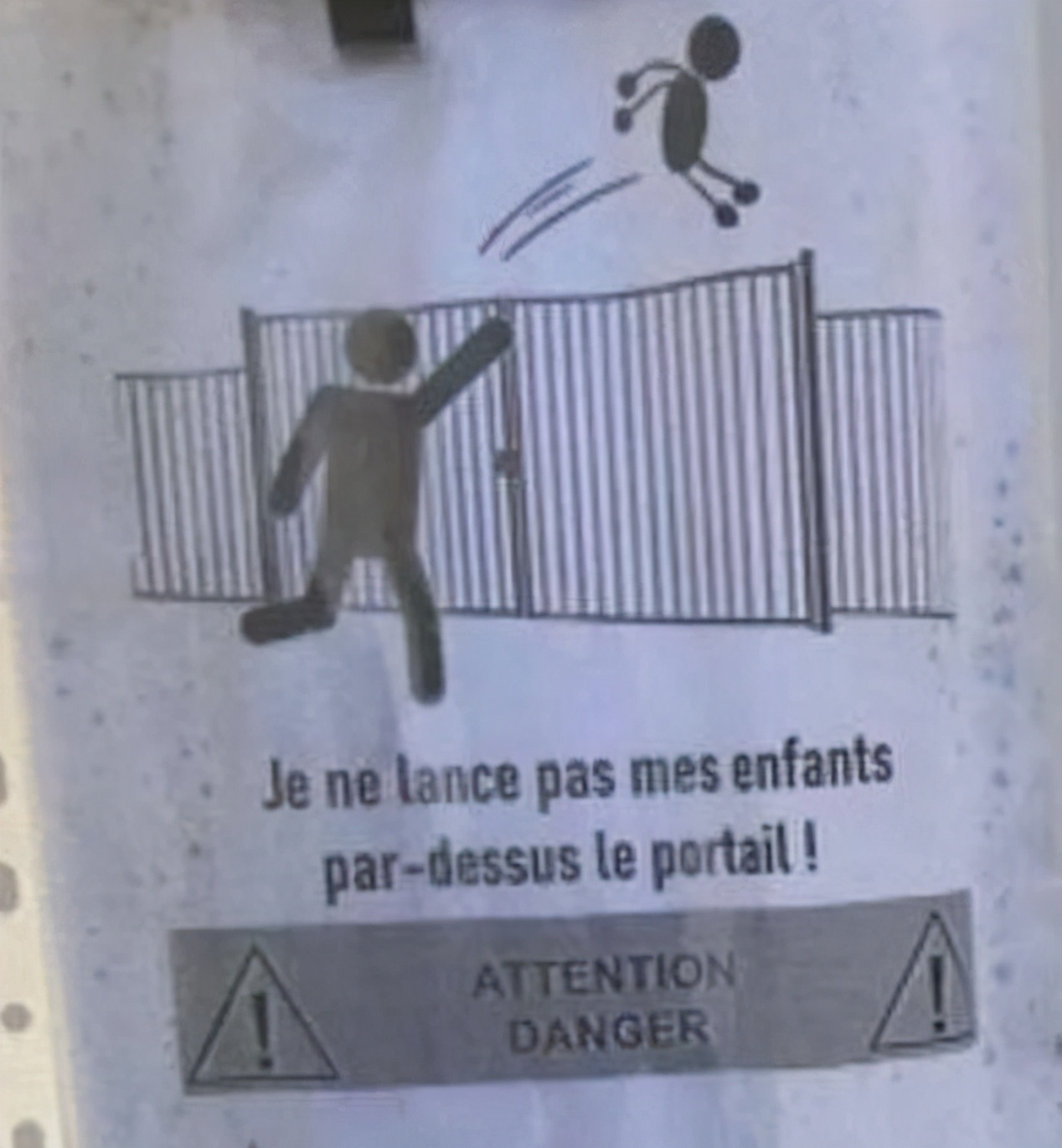 法国一学校忍无可忍：上课铃响后禁止家长把孩子扔进校园
