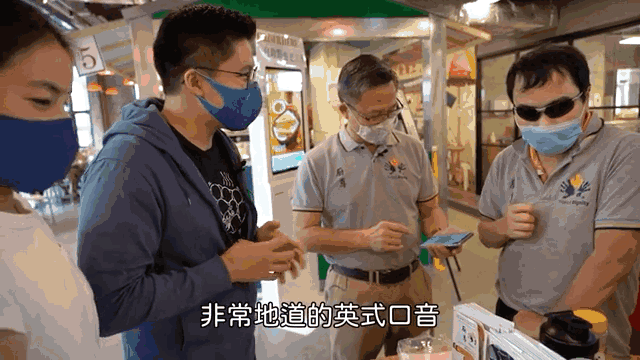 郭晶晶陪丈夫工作顯靦腆，小露一手讓霍啟剛當眾暴露“迷弟”本色