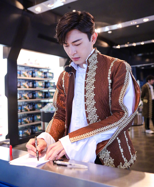 邓伦穿王子装做俯卧撑，却被脚上的鞋抢了镜，多数男生不会这么穿