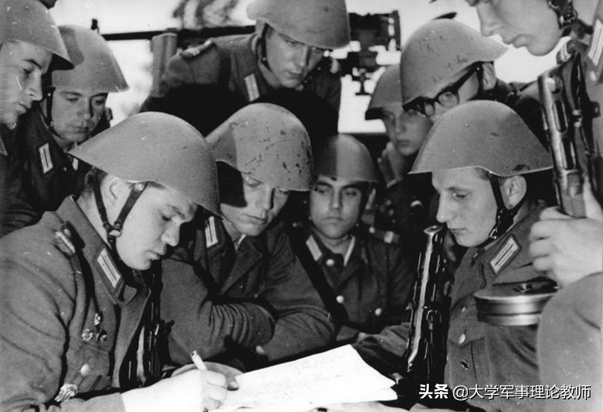 消失了的东德人民军：柏林墙倒后，无处安放的
