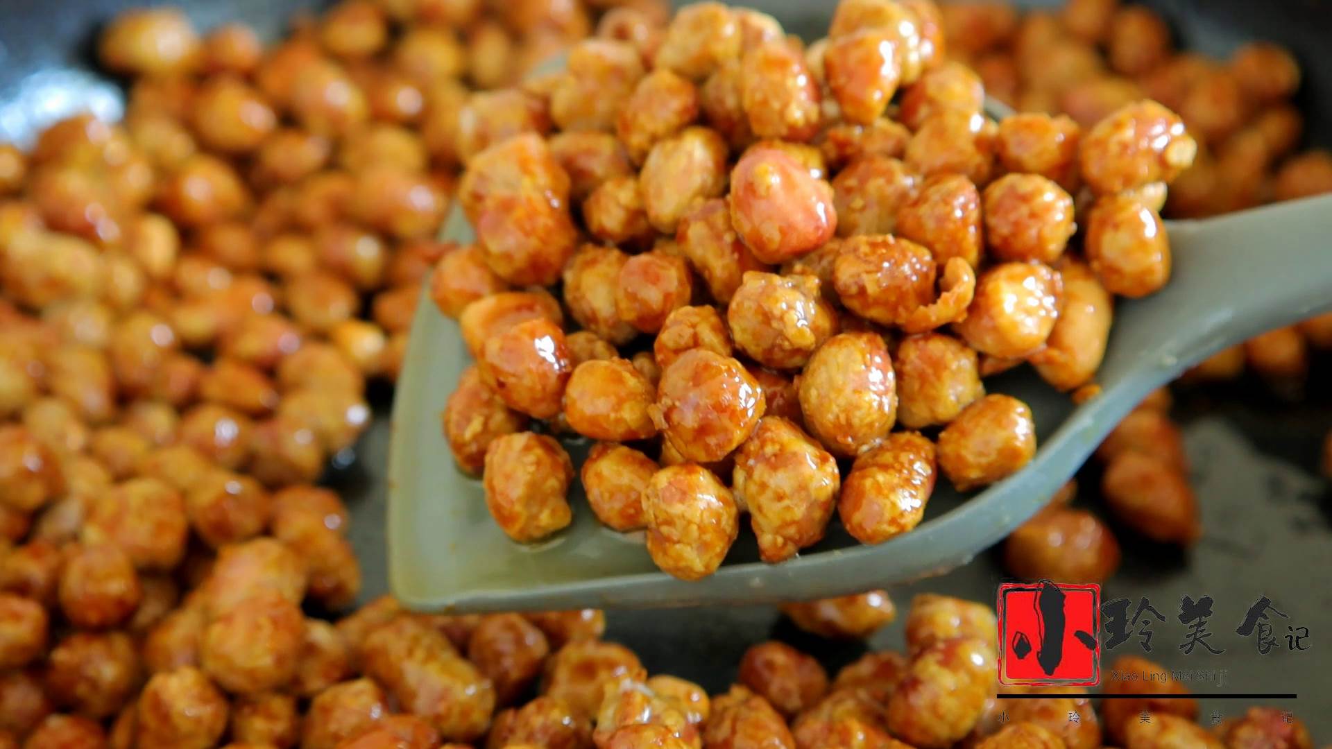 花生不油炸了，打入2個雞蛋，筷子一攪，咬一口嘎嘣脆，好吃上癮