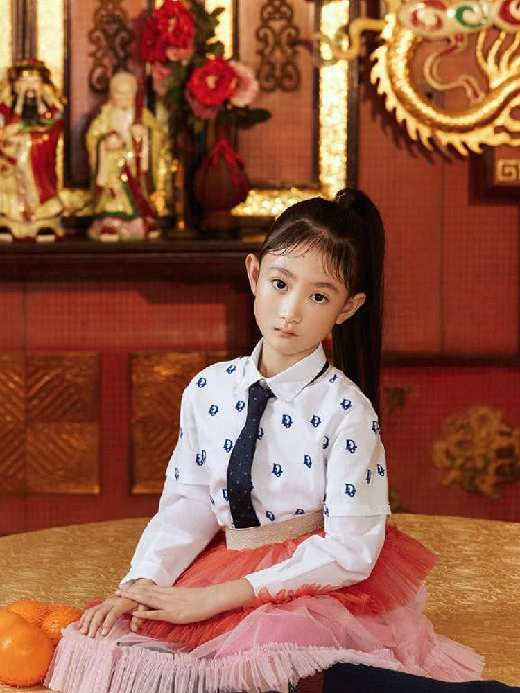 李小鹏女儿是放开了长？长发披肩气质出众，可样貌却有点意料之外