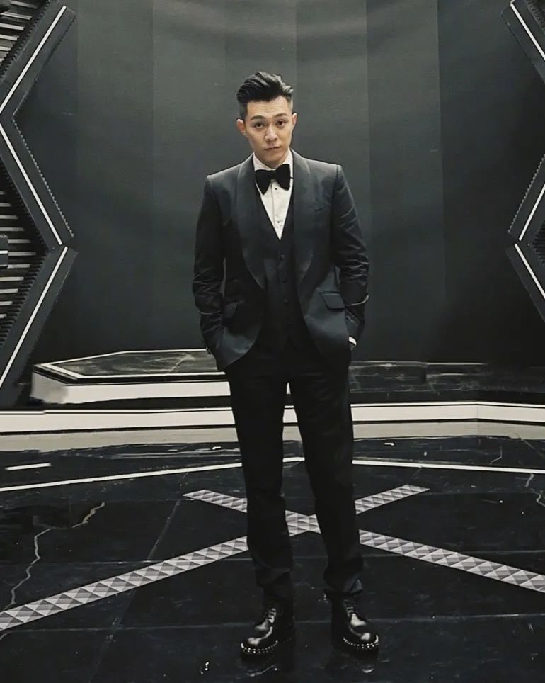 37岁周柏豪再度当爸，儿女双全凑成“好”字，发长文感谢圈外老婆