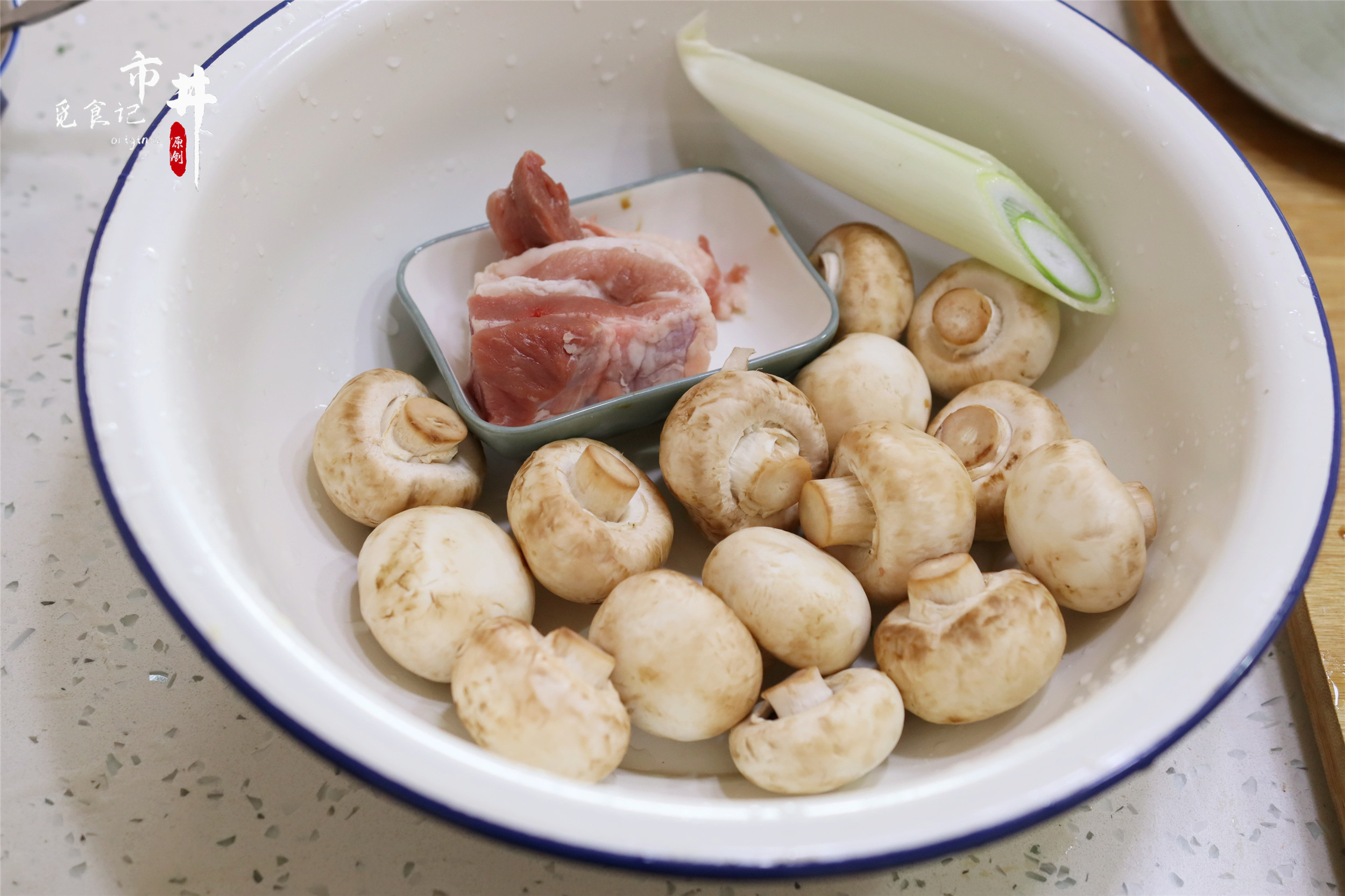 口蘑炒五花肉，想不到這麼一做，鮮味如此濃郁，吃過1次忘不掉