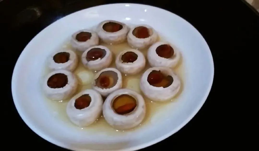 白蘑菇加一物蒸来吃，不加任何调料就是一道美味养生菜