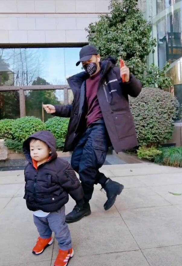 张晋带儿子出镜，鱼蛋眼神呆萌，不动抢到C位，张晋满眼都是儿子