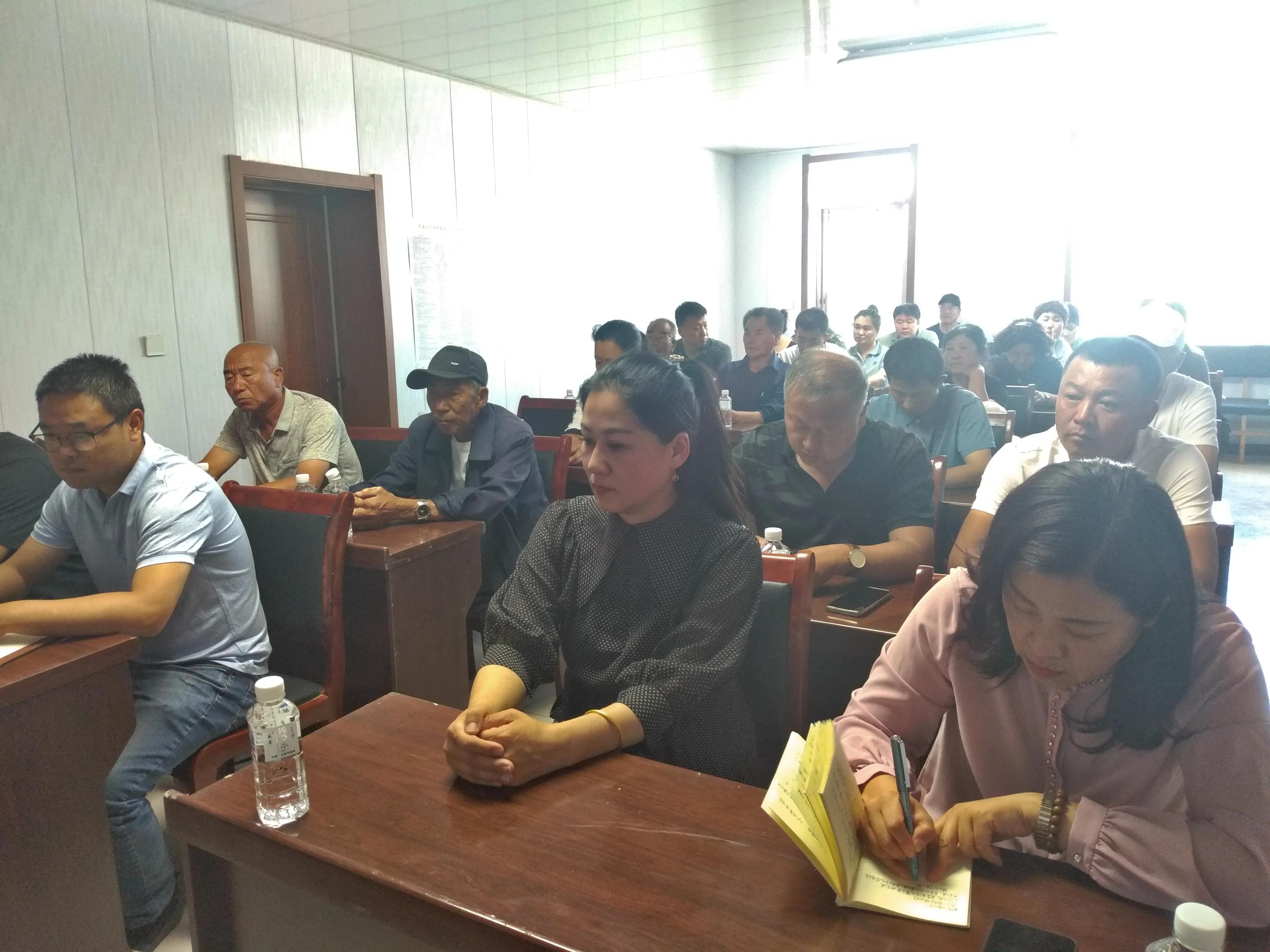宝清县委副书记、北方水稻研究中心主任曹立勇到夹信子镇徐马村讲党课
