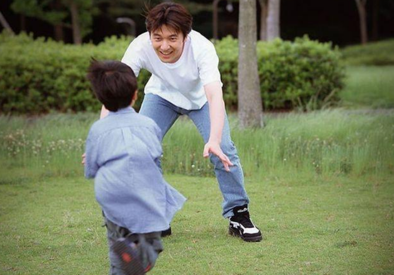 吴京谢楠“分床睡”，引来网友百万点赞：孩子好不好，看爸就知道