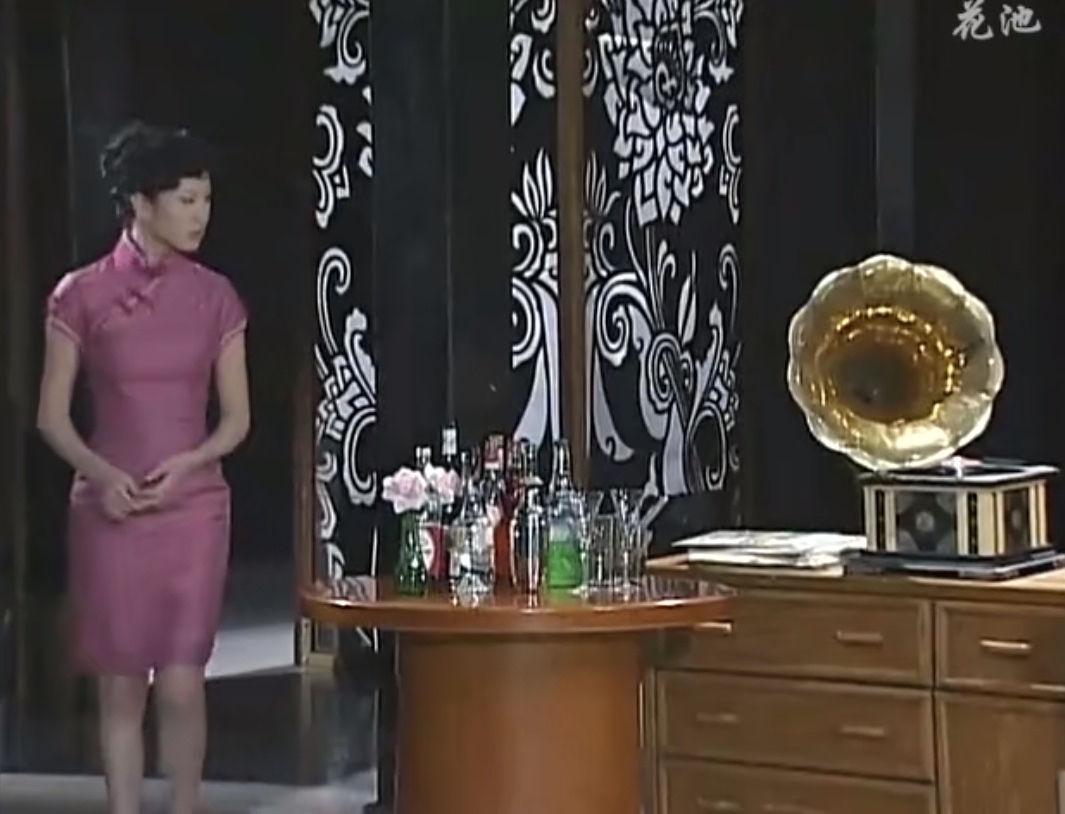 天心年轻时太美了，肩颈线好绝背还薄，和法国