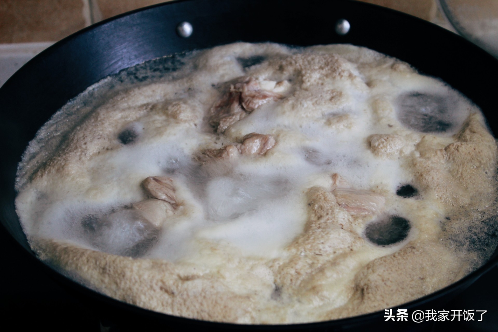 天冷后，在家做酱棒骨，比排骨吃着过瘾，都不好意思说吃了几碗饭