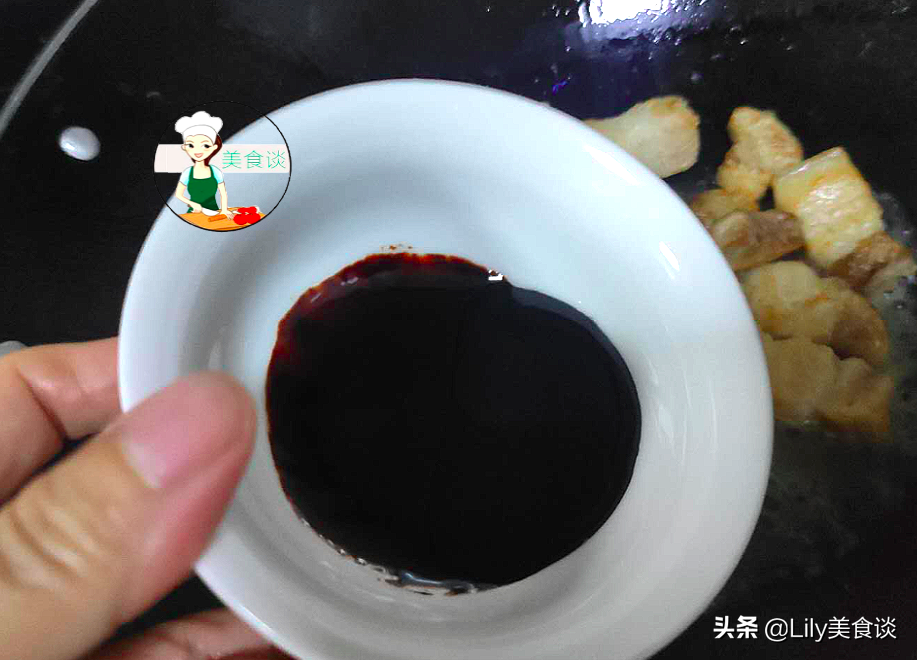 紅燒肉的家常做法，不炒糖色、不加大料，簡單一燜，色澤紅亮鮮香