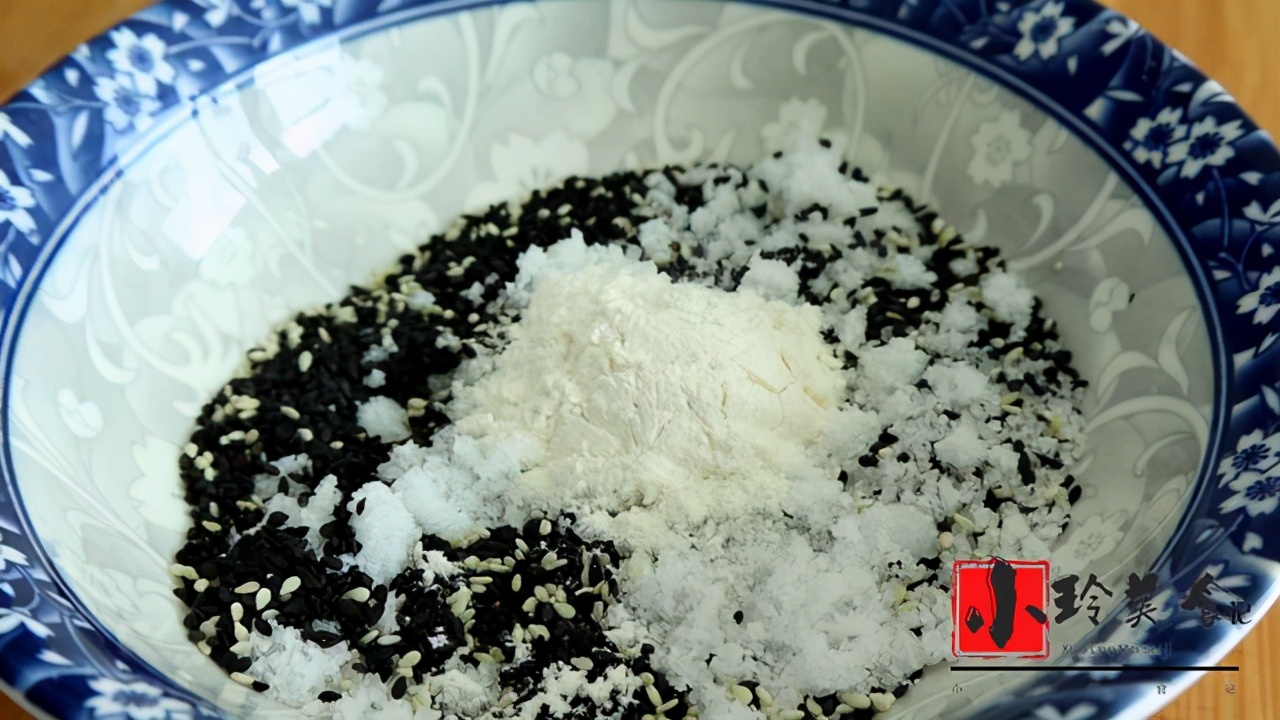 教你糯米芝麻小糖饼的做法，外酥里糯，馅料香甜，大人孩子都爱吃