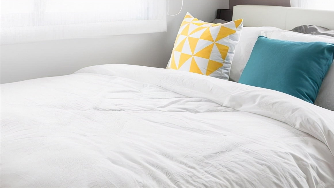 Does the quilt turn yellow and have a "peculiar smell" over time?Learn