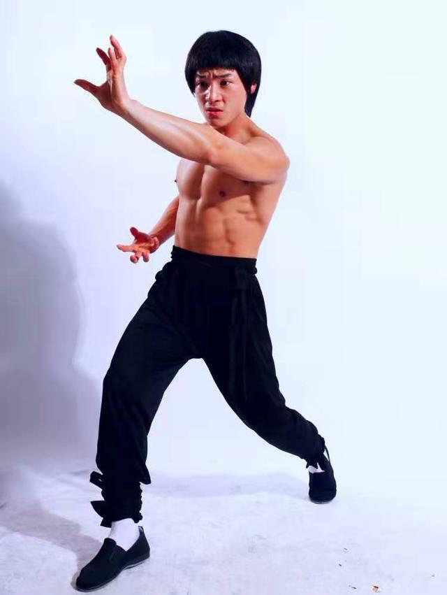 现代李小龙喊话范冰冰：李晨就是个窝囊废，他