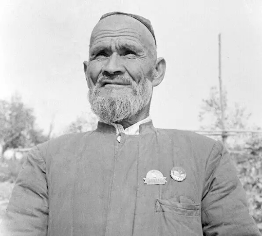 新疆老人当了17年野人，解放后拥有土地，见到毛主席想要条绒布