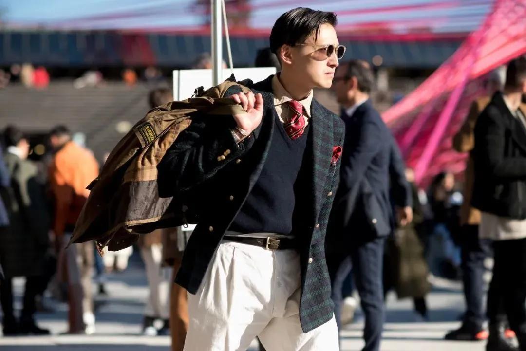 The khakis that a man wears most in his life have a black history? iNEWS