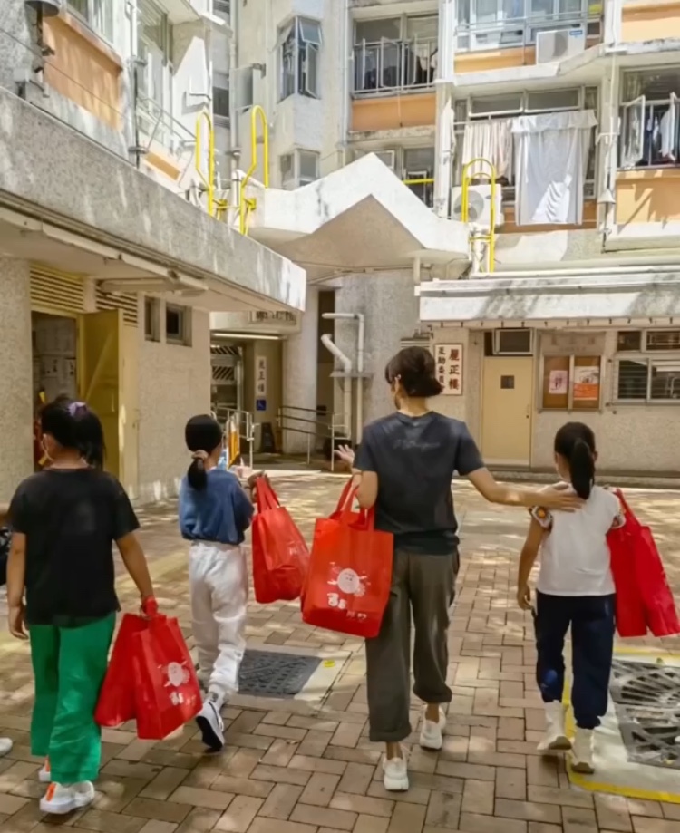 黎姿带3个女儿做善事，为独居长者送中秋礼物，人美心善超暖心