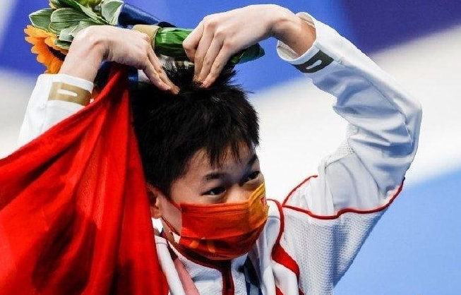 全红婵老家修路装灯曝光！一个人改变村貌，太了不起，低调回乡