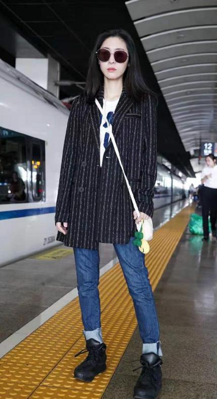 张碧晨真是懂时尚，穿灰西装配墨绿长裙太高级