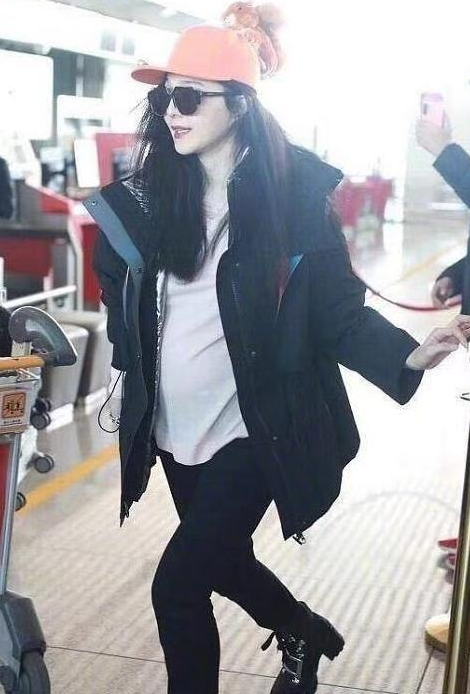 范冰冰腹部隆起明显被疑怀孕，本尊自黑式辟谣：还好脸还是小的