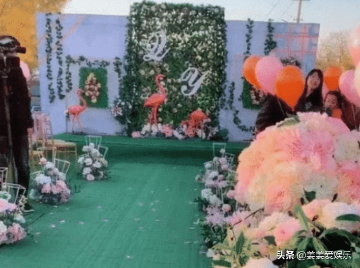 某音“最洋气新娘”火了，穿“无痕暗纹婚纱”