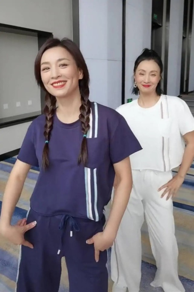 陶虹张庭真是“不老神颜”,俩闺蜜再一次合体比美,张庭哪像50