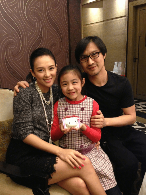 汪峰大女儿近照曝光，16岁小苹果化浓妆衣着性感，气质显成熟