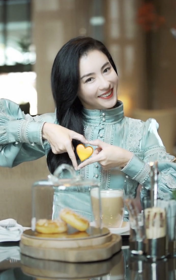 张柏芝最近身材是“反弹”了吗，侧面看似“圆