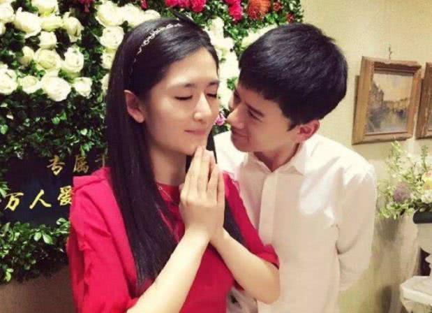 黑人在胳膊上纹上“谢娜”两字，后两字暴露，张杰瞬间不淡定了！