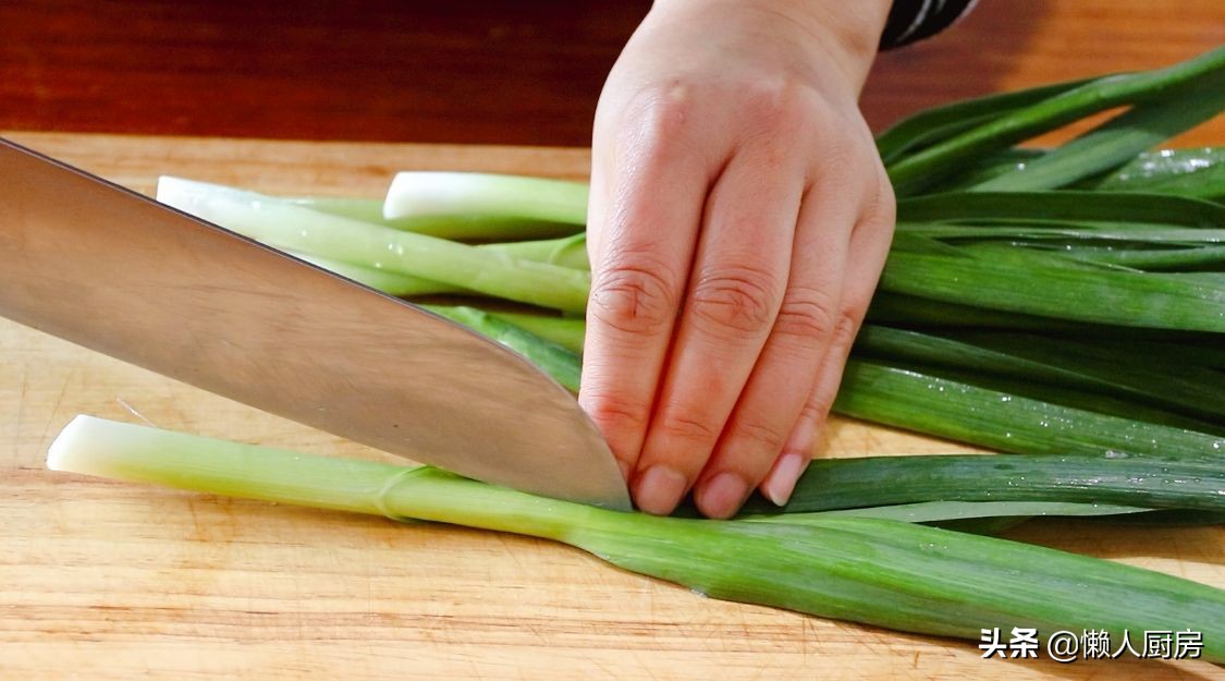 這是爆炒八爪魚的做法，水沸焯水就錯了，教你一招，吃起來不老