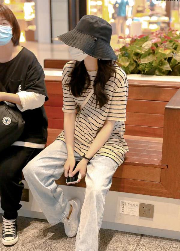 迪丽热巴被求婚后现身机场状态不佳，助理寸步