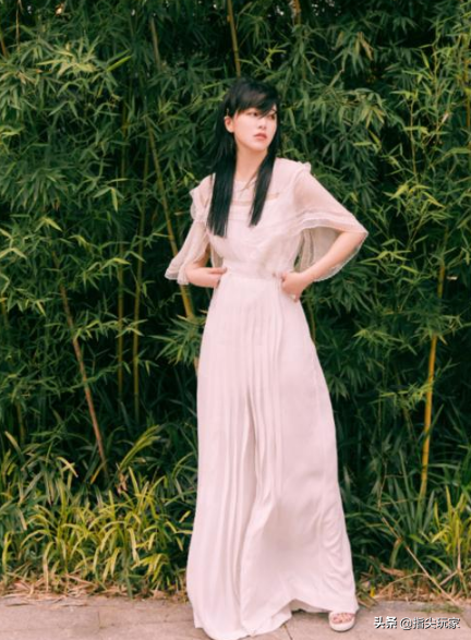 跟纪凌尘分手后她选择去冻卵，32岁穿的裙比袜子