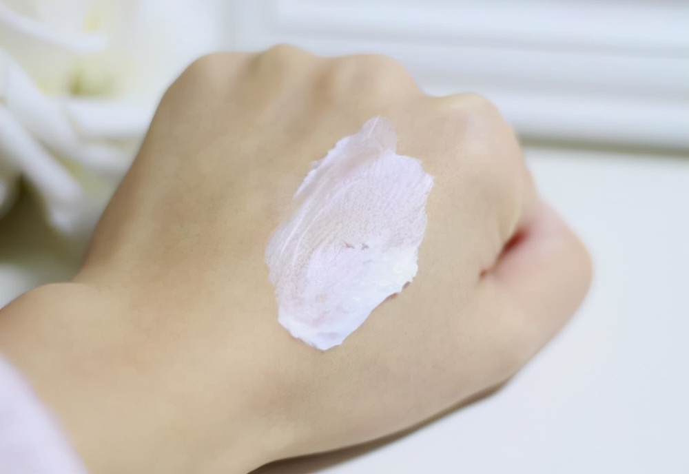 Skin care after 50 years old does not need to be very complicated. Put more thoughts in 4 places