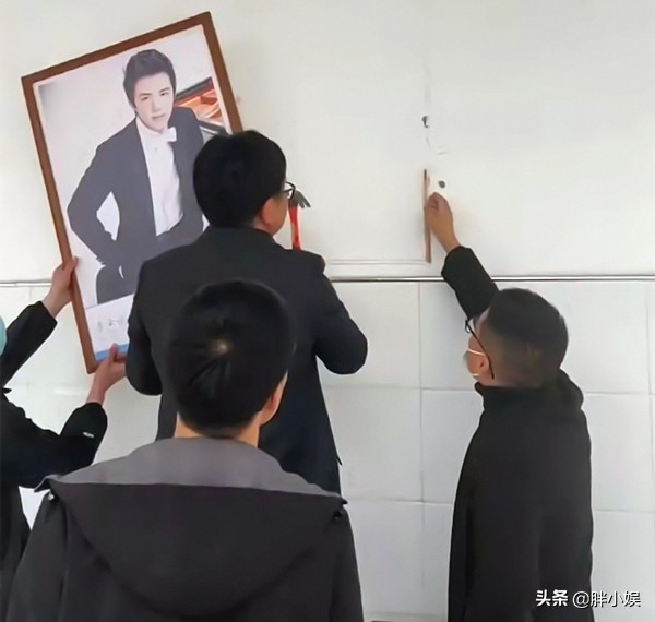 Follow-up to the Li Yundi scandal: the propaganda poster was torn down ...