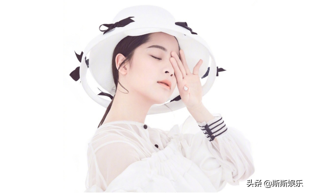 欧阳娜娜空降李佳琦直播间，妆容显老被吐槽，