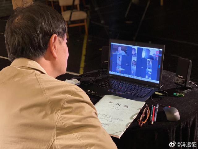 67岁老艺术家濮存昕，驼着背为学生讲课！女儿结