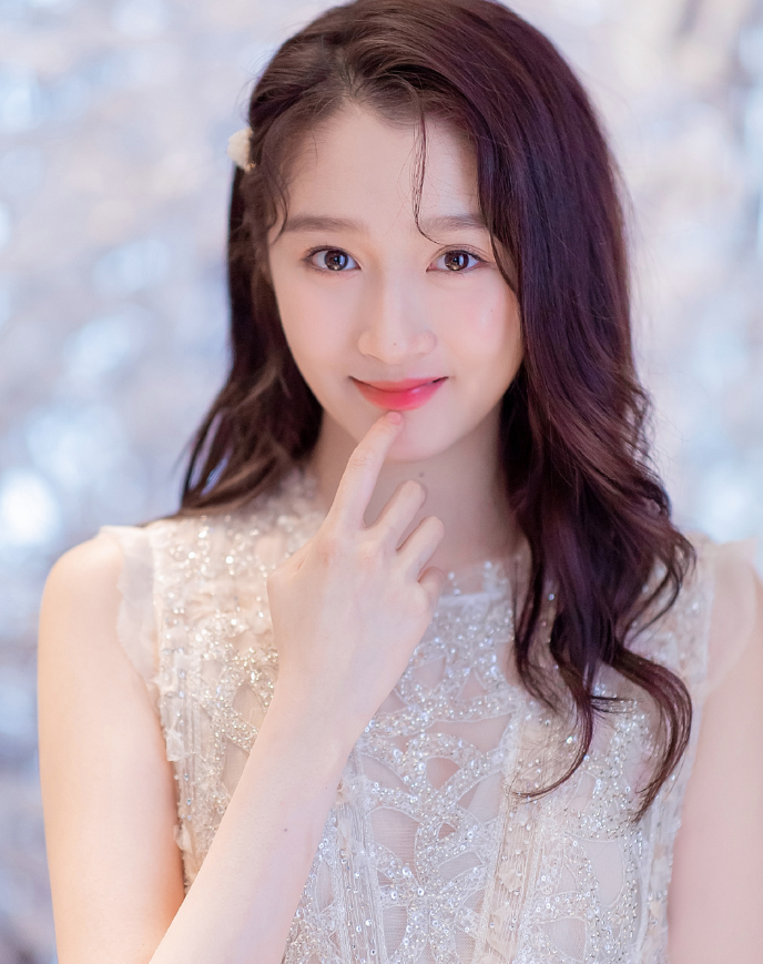 追星成功！关晓彤留言比伯被翻牌，激动发文：