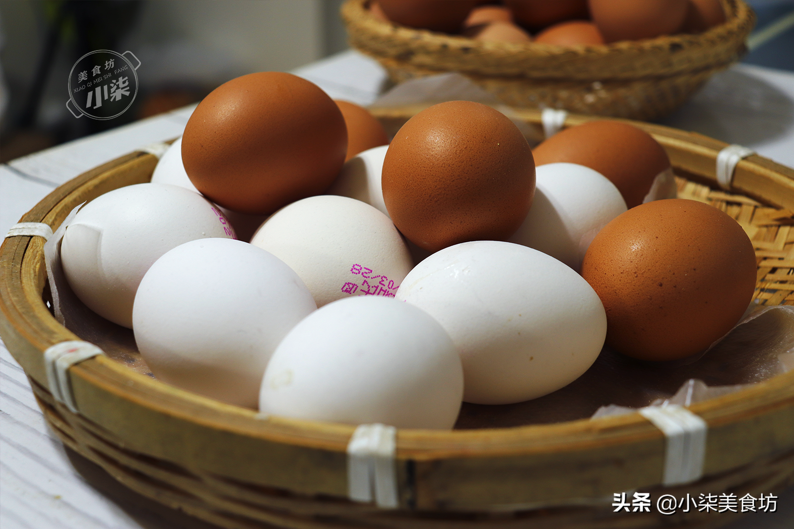 買雞蛋，挑紅皮的還是白皮的好？ 養雞大爺無意說漏嘴，別再買錯了