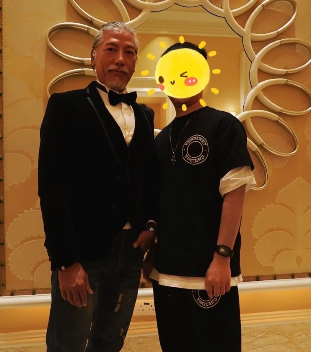 型！57歲東升耀揚(yáng)“烏鴉”出席澳門飯局，發(fā)須全白與紅裙女合唱