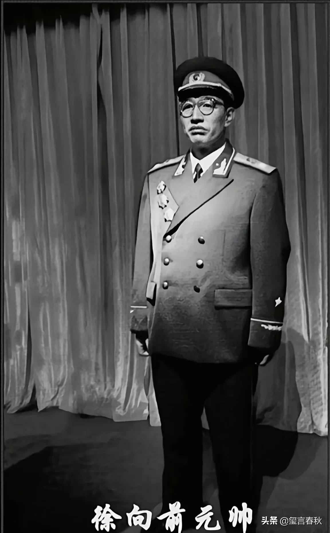 解放军首次授衔前夕，毛泽东不要军衔，罗荣桓