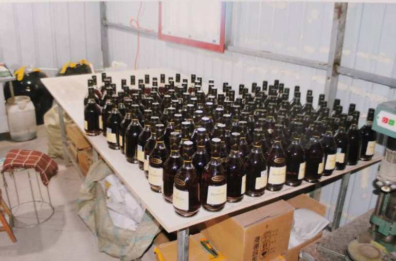 废弃厂房制假洋酒 新乐警方一窝端缴获假名牌洋酒1066瓶 社会 爆资讯新媒体平台