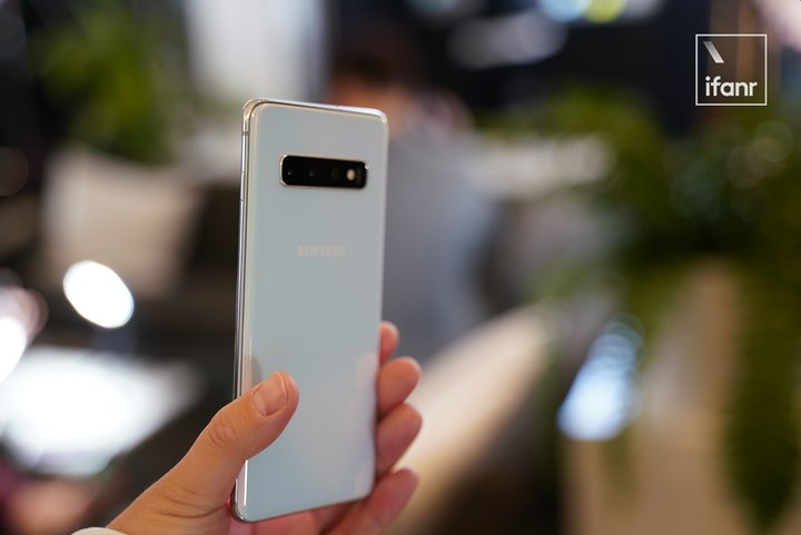 三星 Galaxy S10 首发体验：标杆旗舰有两种，三星属于后一种