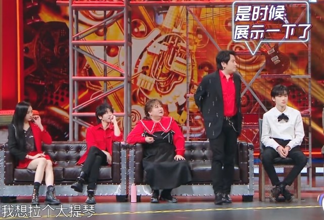 Hua Chenyu and Guan Xiaotong sit on sofa, who notices to spend beautiful sitting position? It is the greatest to sister-in-law respect