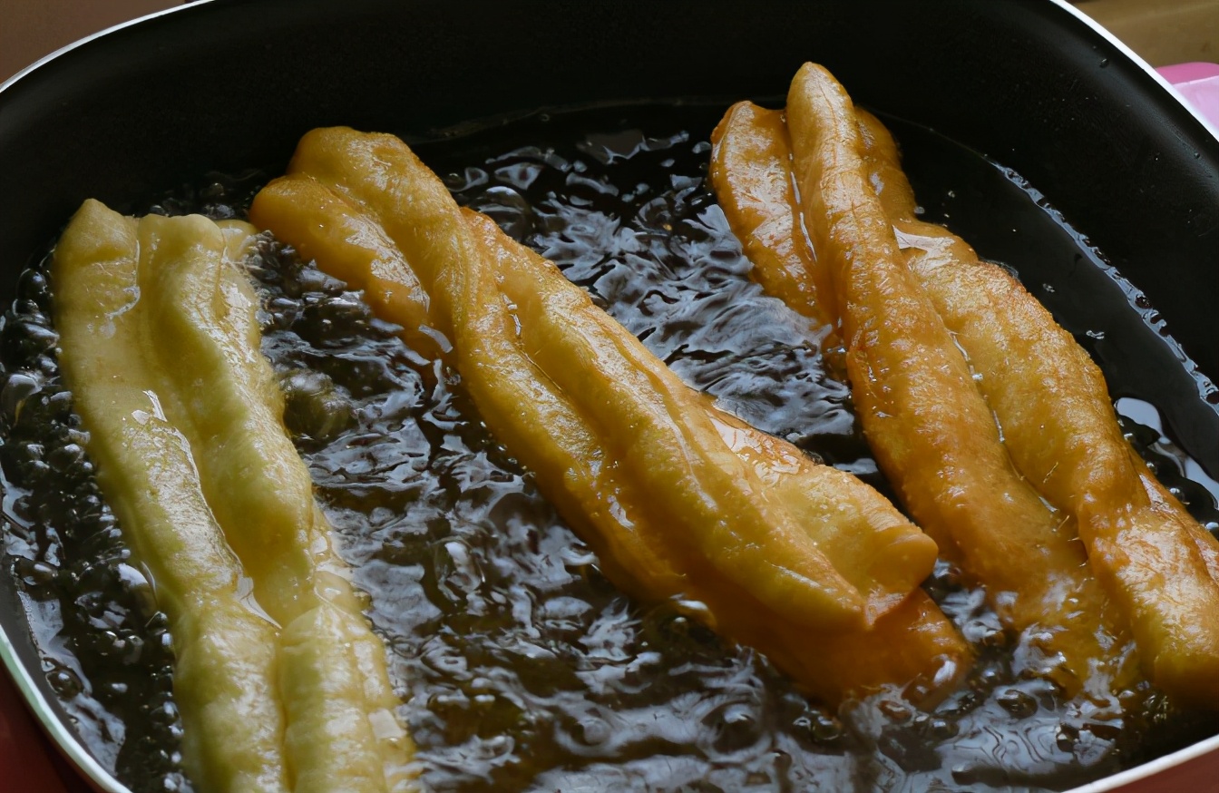 炸油條，不要只用酵母和雞蛋，好多人忘記加它，難怪吃著硬不酥脆