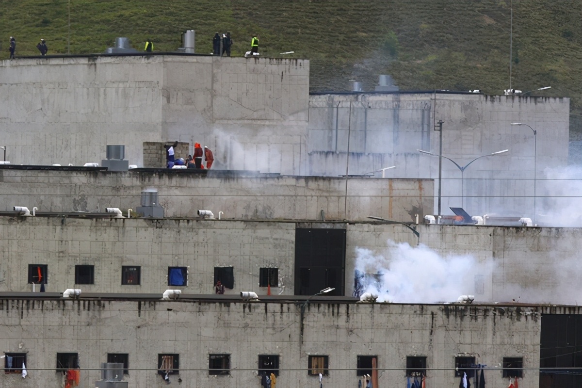 厄瓜多尔多个监狱同时暴乱：高墙内多人被斩首，至少抬出75具尸体