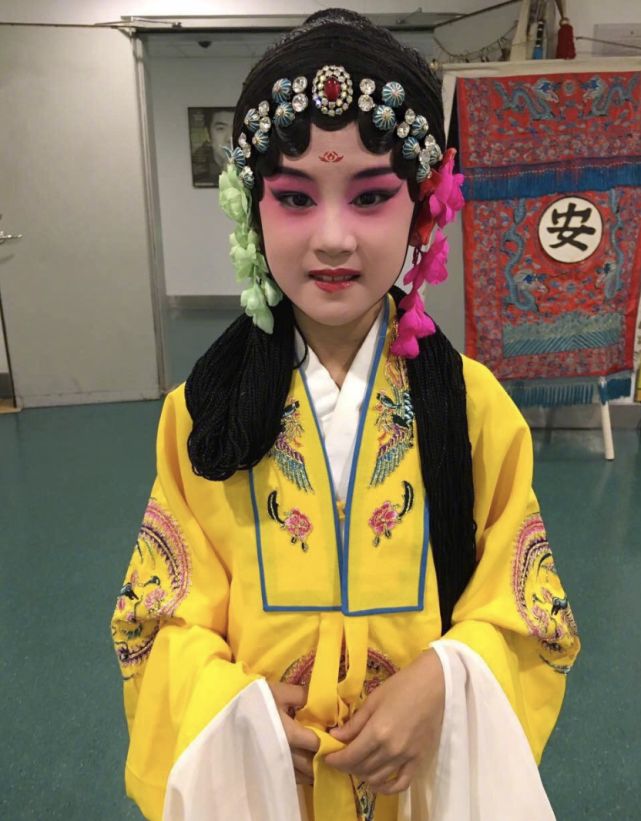 陆毅女儿再以京剧扮相出镜，贝儿造型超亮眼，举手投足尽显专业范