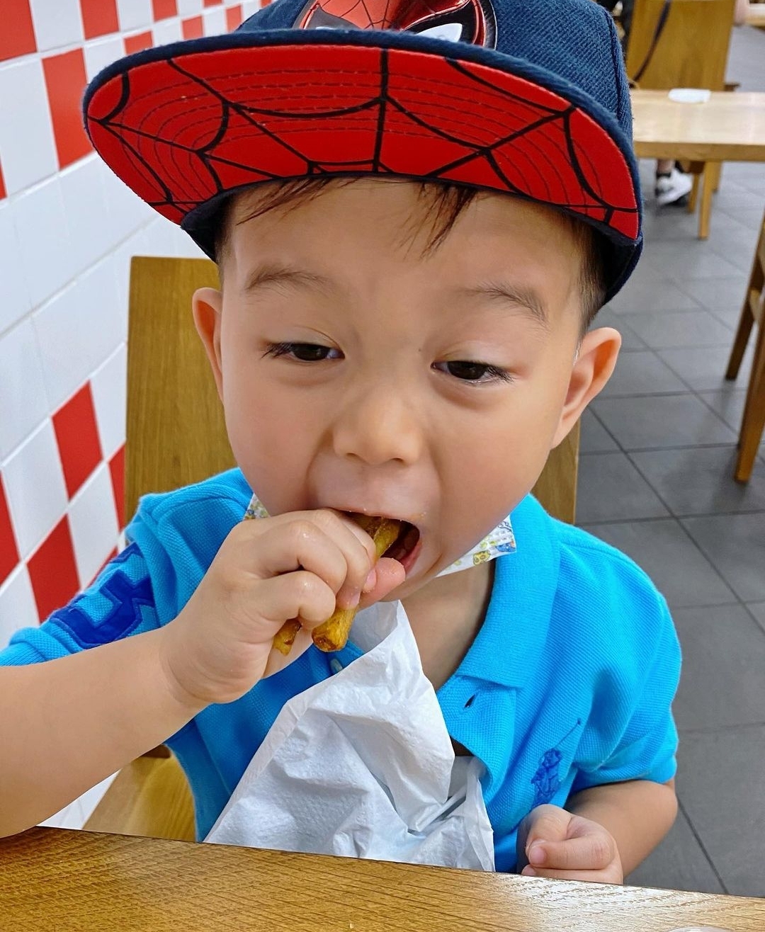 胡杏兒老公曬兒子萌照，奕霆大口塞薯條吃出表情包，秒變在線吃播